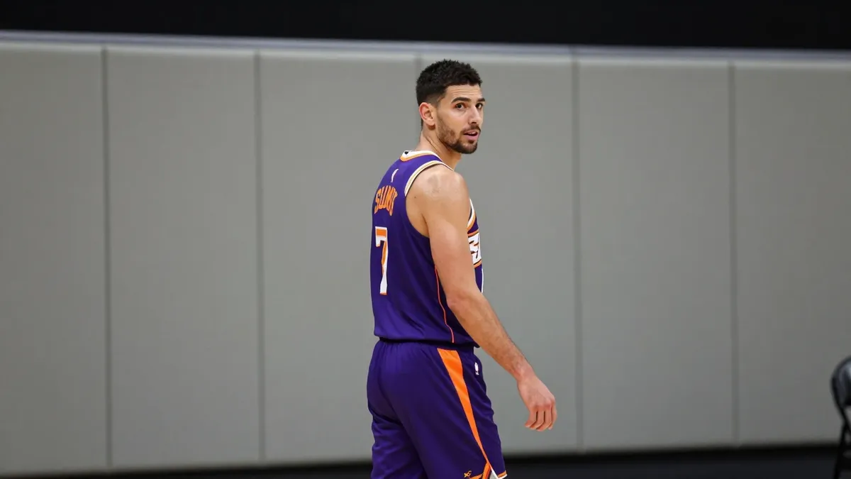 Phoenix Suns insider pushes back on locker room tension reports